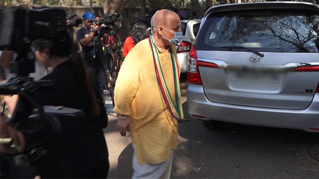 Bappi Lahiri House पहुंचे Pandit, Last Rites की Family ने शुरू की तैयारी WATCH VIDEO | Boldsky