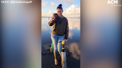 Mother goes viral digging and catching Pacific razor clams on TikTok | February 16, 2022 | ACM