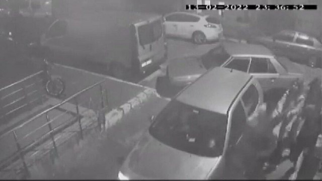 Kendisine tokat atan kişiyi yumrukladı