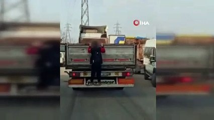 Bursa’da okula giden tehlikeli yolculuk kamerada