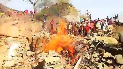 दबंगों कर दबंगाई: परिवार पर हमला, कच्चा मकान फूंका