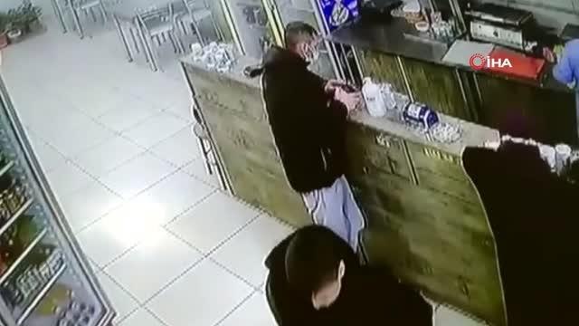 Son dakika haber: Önce sipariş verdi sonra tezgahtaki telefonları çaldı... O anlar kamerada