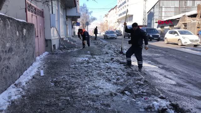 KARS'TA BUZLA KAPLI KALDIRIMLAR KAZMALARLA KIRILARAK TEMİZLENİYOR