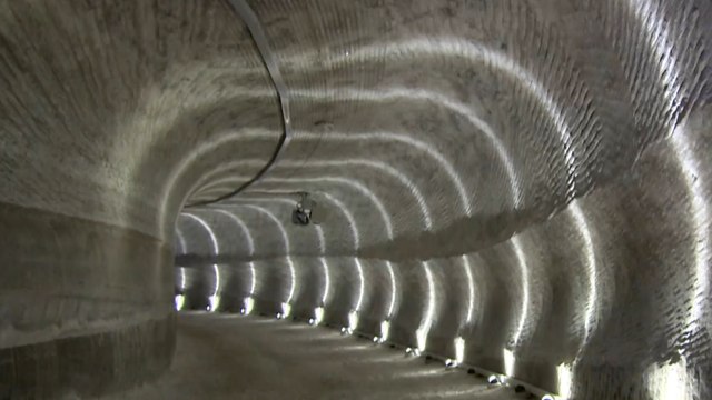 كاميرا الجزيرة تتجول داخل مناجم الملح بإقليم دونباس