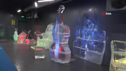 Buzdan soba ziyaretçilerinin içini ısıtıyor