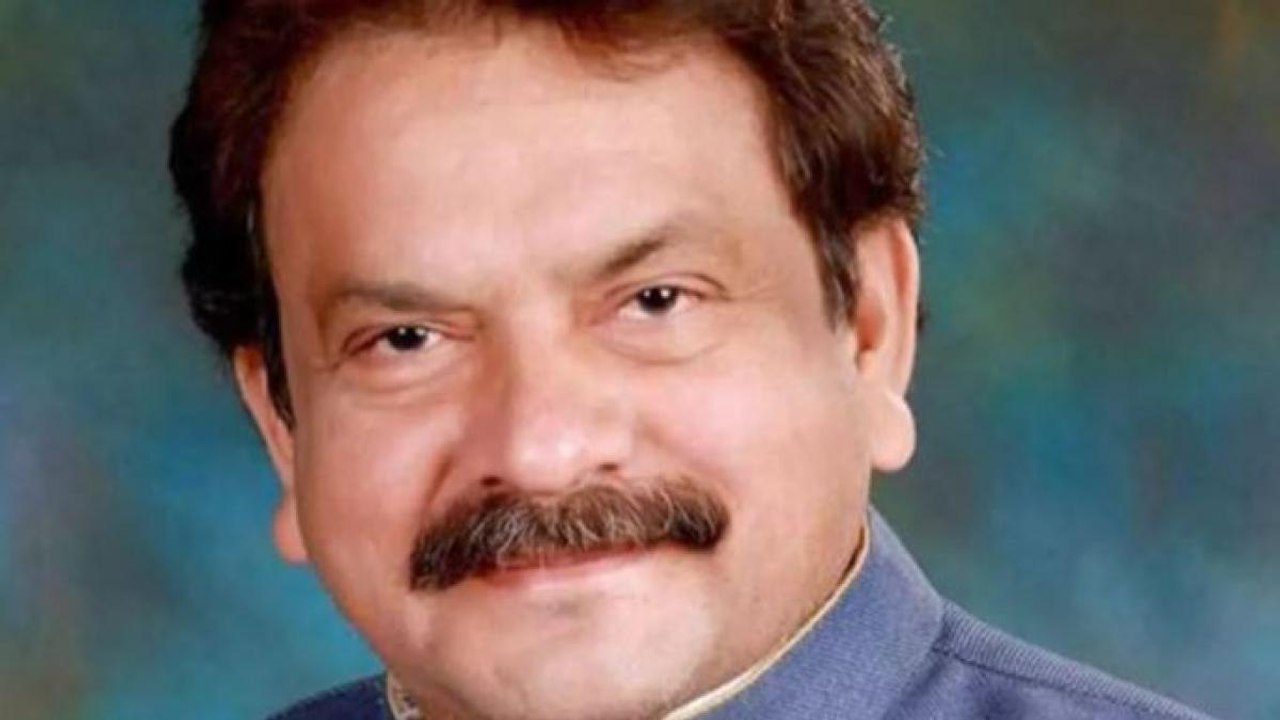 SP Singh Baghel's convoy pelted with stones in UP's Karhal