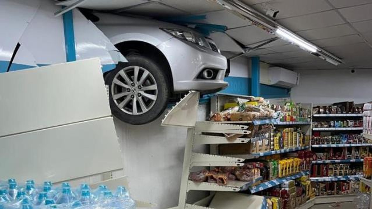 Fren yerine gaza basan sürücü markete daldı! O anlar saniye saniye kamerada