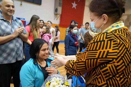 Dostluk maçında Romanyalı kadının protez bacağını gören sporcular gözyaşlarını tutamadı