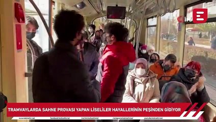 Tramvaylarda sahne provası yapan liseliler hayallerinin peşinden gidiyor