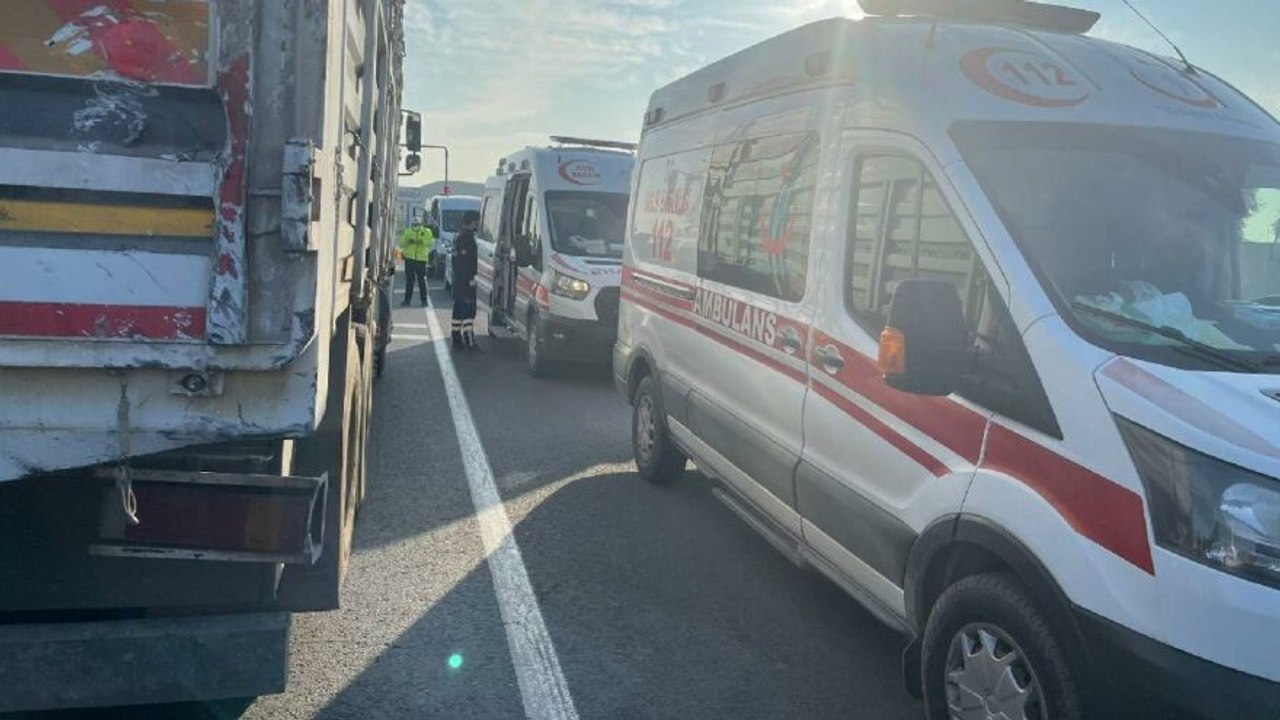 Korkunç kaza! Minibüs, kırmızı ışıkta TIR’a çarptı: 1 ölü, 8 yaralı