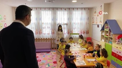 Kartal'da sarı balonlar, kansere dikkat çekmek için gökyüzüne uçtu