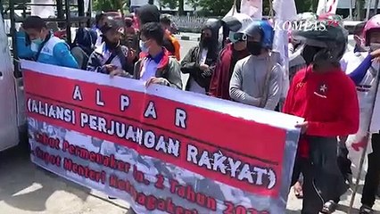 Télécharger la video: Unjuk Rasa di Makassar, Buruh Tuntut Soal Aturan JHT dan Minta Menaker Mundur dari Jabatan