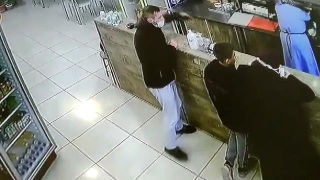 Önce sipariş verdi, sonra herkesin içinde 2 tane telefonu böyle çaldı