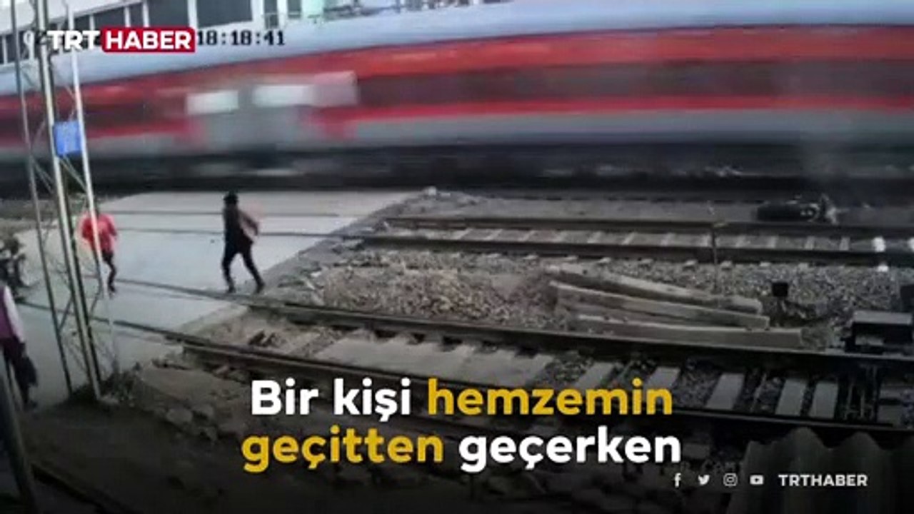 Hemzemin geçitte trenin altında kalmaktan son anda kurtuldu