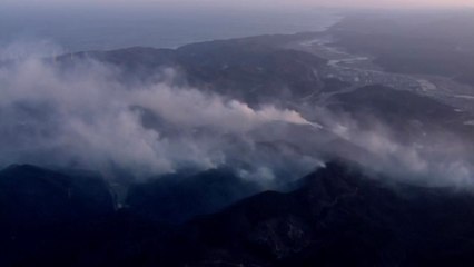 [헬기영상] 경북 영덕 산불 현장...온 산 뒤덮은 연기 / YTN