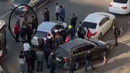 Otomobille arkadaşlarına çarpan sürücüye saldırdılar