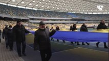 Des Ukrainiens déploient un drapeau géant au stade de Kiev pour marquer la 