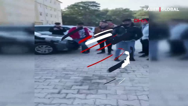 Antalya'da kavga eden arkadaşlarını ayırmak yerine tezahürat yaptılar