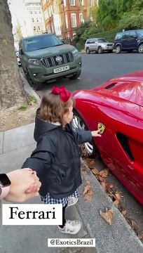 Menina de dois anos conhece todas as marcas