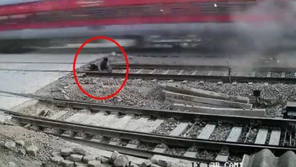 Motosikleti tuzla buz oldu, kendisi ölümden saliselerle kurtuldu! İşte o anlar