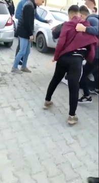 Son dakika haber | Arkadaşlarının kavgasını film izler gibi izleyip, taktik verdiler... O anlar kamerada