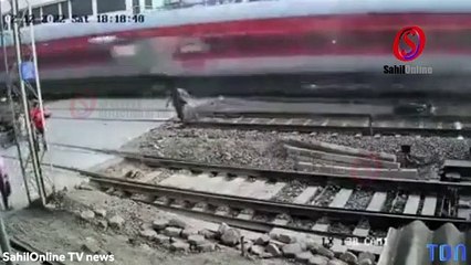 Cet homme passe sous un train !
