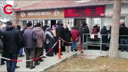 Tuncay Özkan Kayseri'deki gıda kuyruğunu paylaştı: “AKP yönetemiyor, ülkenin dört yani kuyruklarla doldu”