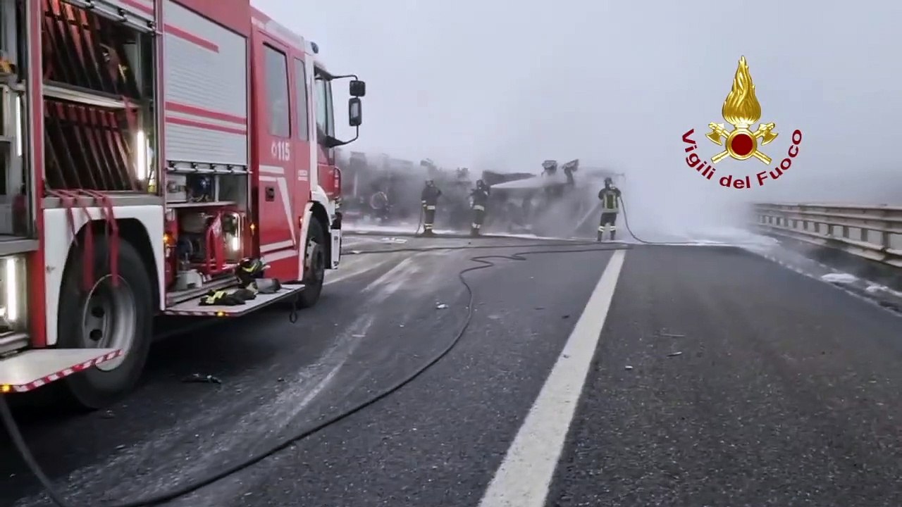Lodi, autocisterna in fiamme sull'autostrada A/1: l'intervento dei vigili del fuoco