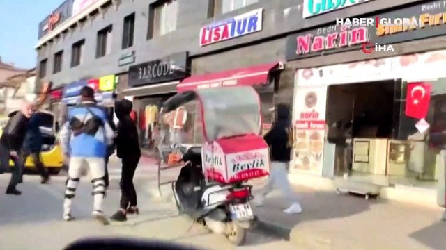 Sakarya'da testereli taksici dehşet saçtı! Motorlu kuryeye sokak ortasında testere ile saldırdı