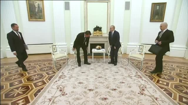 Putin recibe a Bolsonaro entre sonrisas y sin distancia de seguridad