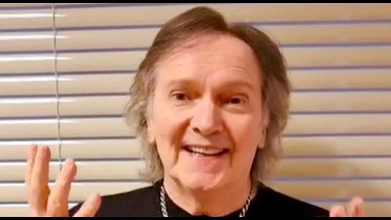 Red Canzian migliora, il video dall'ospedale «Va tutto bene, presto tornerò sul palco»