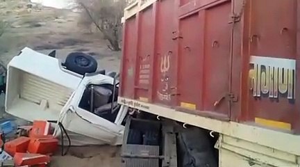 दो ट्रेलर से भिड़ंत के बीच फंसी कैम्पर, चालक का हुआ यह हाल