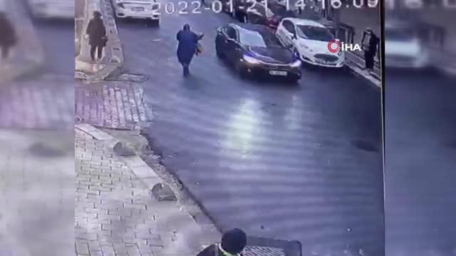 Önünü kestikleri araca tekme ve yumrukla saldırdılar... O anlar kamerada