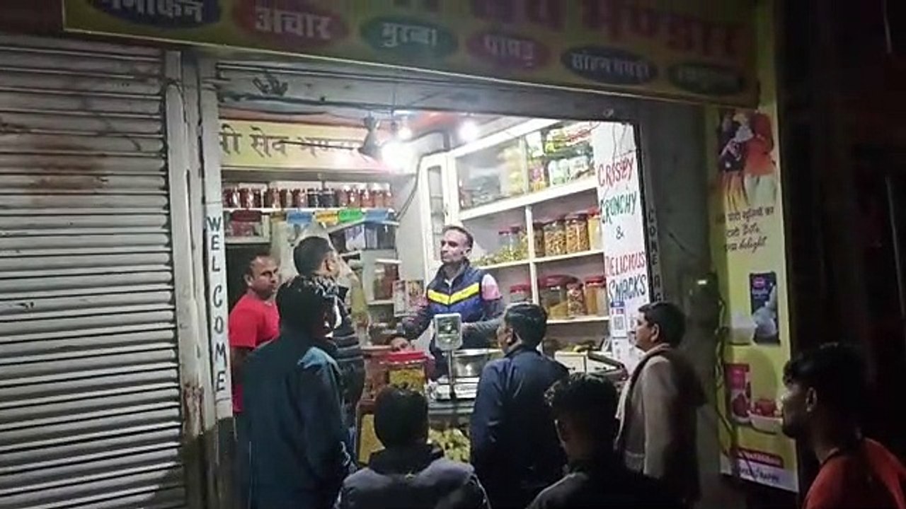 रात में शहर की सफाई व्यवस्था जांचने पहुंचे आयुक्त व सभापति