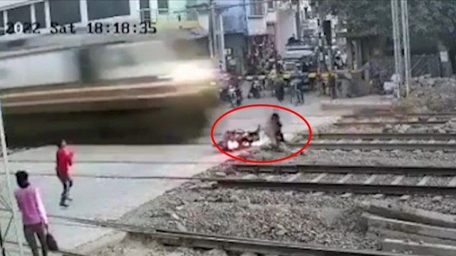 Ngeri! Detik-detik Pengendara Motor Nyaris Terlindas Kereta Api