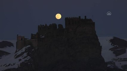 Tarihi Hoşap Kalesi'nde dolunay güzelliği