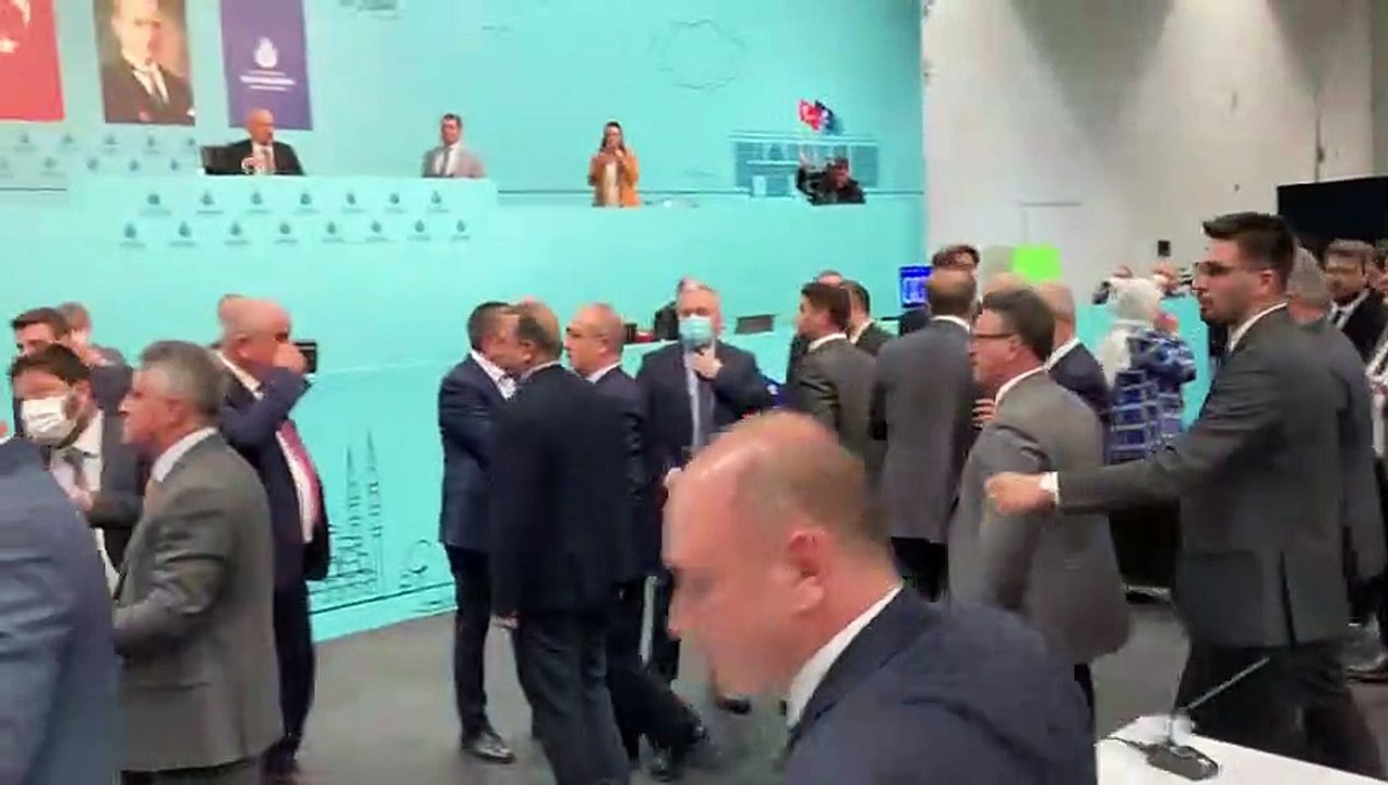 İSKİ Genel Kurulu’nda gerginlik: Meclis üyeleri birbirlerinin üzerine yürüdü