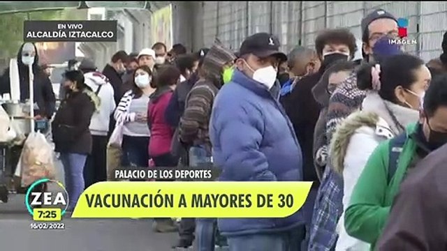 Treintañeros de la CDMX acuden a aplicarse la vacuna de refuerzo