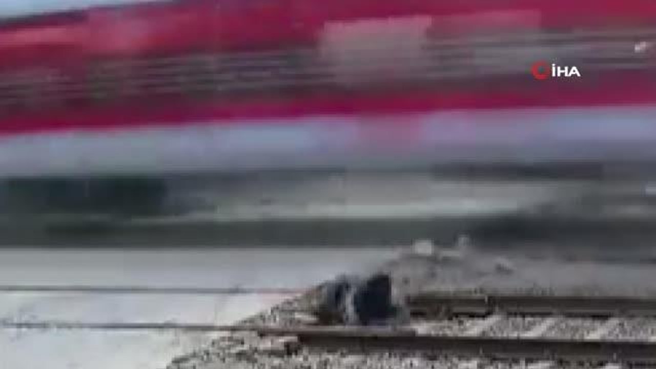 Motosikletli sürücü, trenin altında kalmaktan son anda kurtuldu