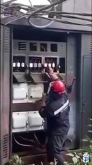 Russie : Un électricien tombe sur un transformateur défectueux et se fait une grosse frayeur !