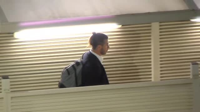 Caras largas en la llegada del Real Madrid anoche tras la derrota ante el PSG