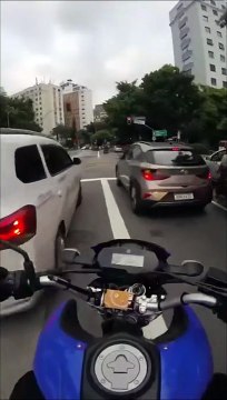 Il roule un peu trop vite avec sa voiture de sport