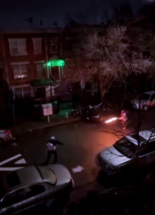 Il poursuit l'amant de sa femme avec... un lance-flammes artisanal