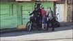 Quand 2 policiers chargent un homme sur une moto... arrestation à l'ancienne