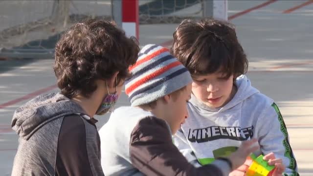 La desaparición de las mascarillas en interiores y de las cuarentenas, a debate