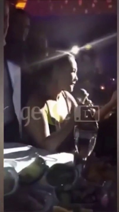 Orhan Gencebay'ın Hülya Avşar'ın Kalçasına Tokat Attığı Video Yıllar Sonra Gündem Oldu