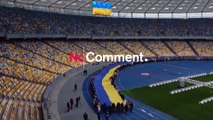 اوکراینی‌ها در روز وحدت با پرچم بزرگ کشورشان در ورزشگاه کی‌یف