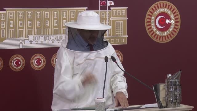 CHP'li Adıgüzel arıcı kıyafetiyle basın toplantısı düzenledi