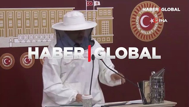 CHP'li Adıgüzel arıcı kıyafetiyle basın toplantısı düzenledi