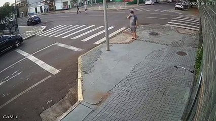 Veja imagens: Motociclista voa após forte colisão no centro